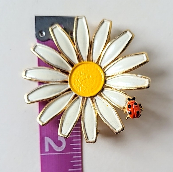 WEISS ENAMEL DAISY with LADYBUG PIN BROOCH - VINTAGE SIGNED - Picture 5 of 6